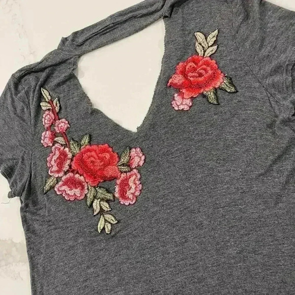Say Anything Gray Short Sleeve Shirt Floral Embroidery Choker Style Womens Large - Picture 2 of 5